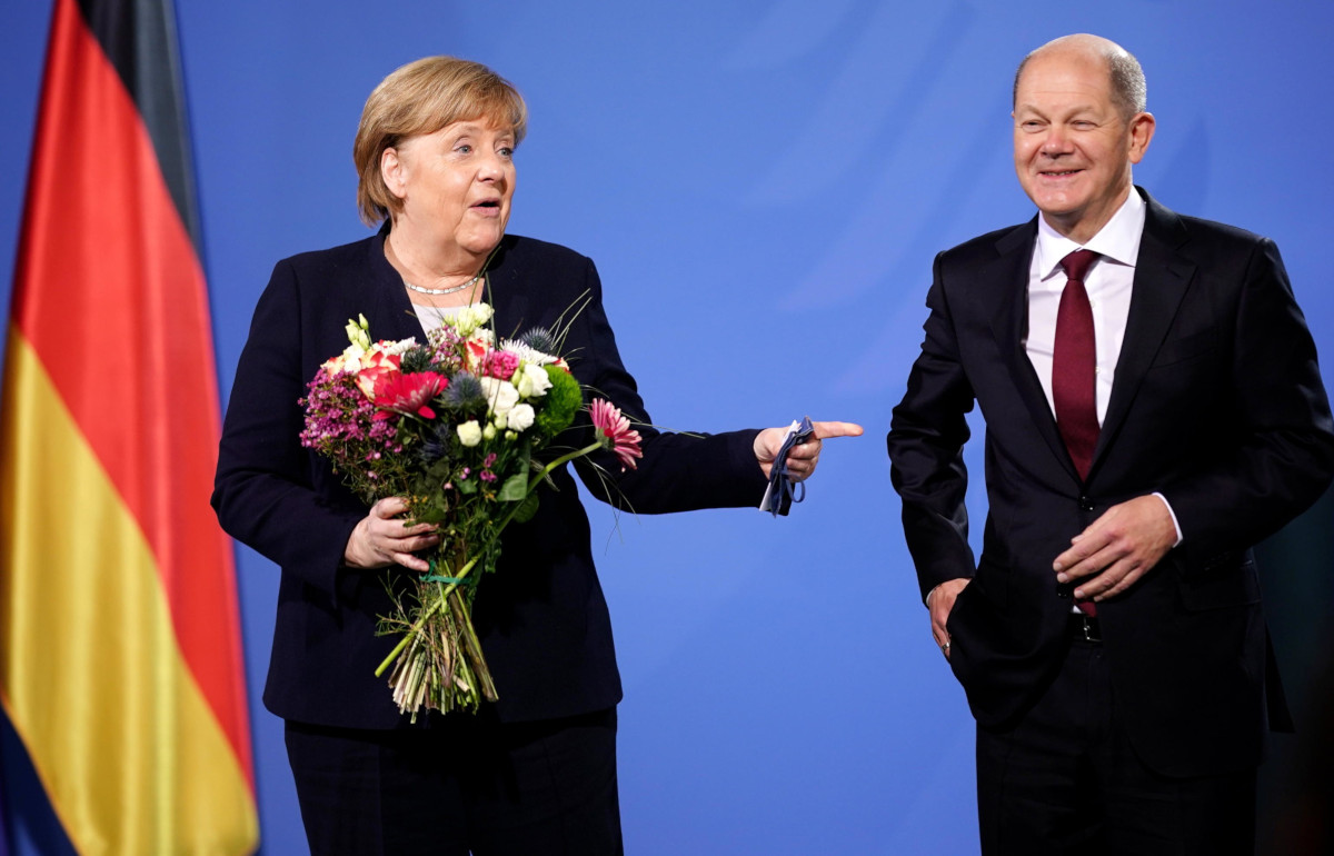 Il passaggio di consegne tra l’allora cancelliera tedesca Angela Merkel e il successore Olaf Scholz, 8 dicembre 2021