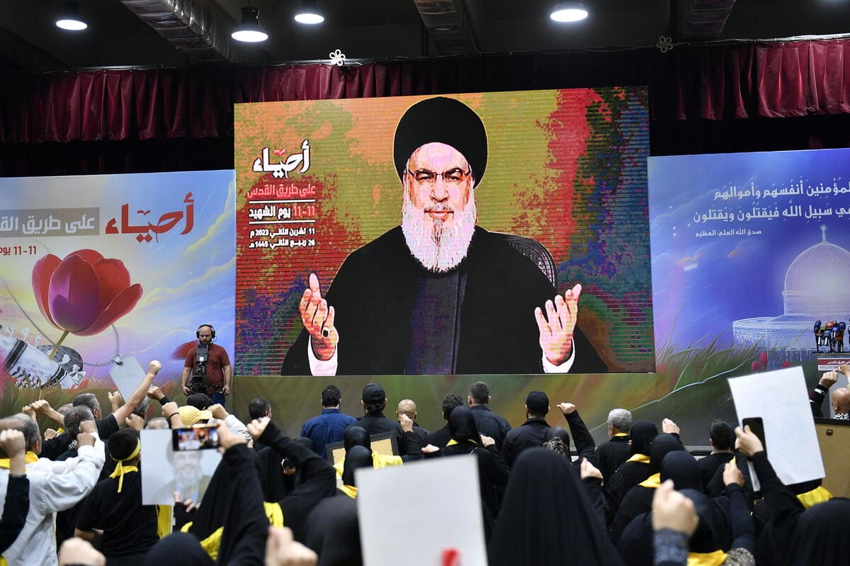 Un'immagine del leader di Hezbollah, Hassan Nasrallah, trasmessa su uno schermo a Beirut, Libano, 11 novembre2023 (Ansa)