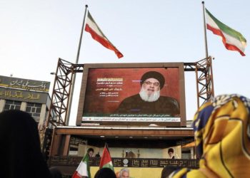 Migliaia di persone a Teheran, capitale dell'Iran, si riuniscono in piazza per ascoltare il discorso del leader di Hezbollah, Hassan Nasrallah, su Israele