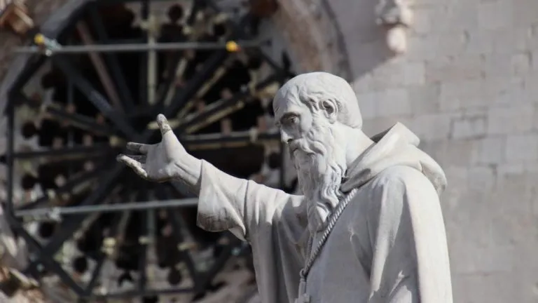 La Basilica di San Benedetto di Norcia verso la completa ricostruzione, 24 ottobre 2023. A pochi giorni dal settimo anniversario del terremoto che il 30 ottobre 2016 colpì il centro Italia, sono state tolte anche le impalcature laterali ed è stato completato il tetto della chiesa. ANSA/GIANLUIGI BASILIETTI
