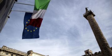 Le bandiere issate durante il Consiglio dei Ministri presso palazzo Chigi, Roma, 23 ottobre 2023 (Ansa)