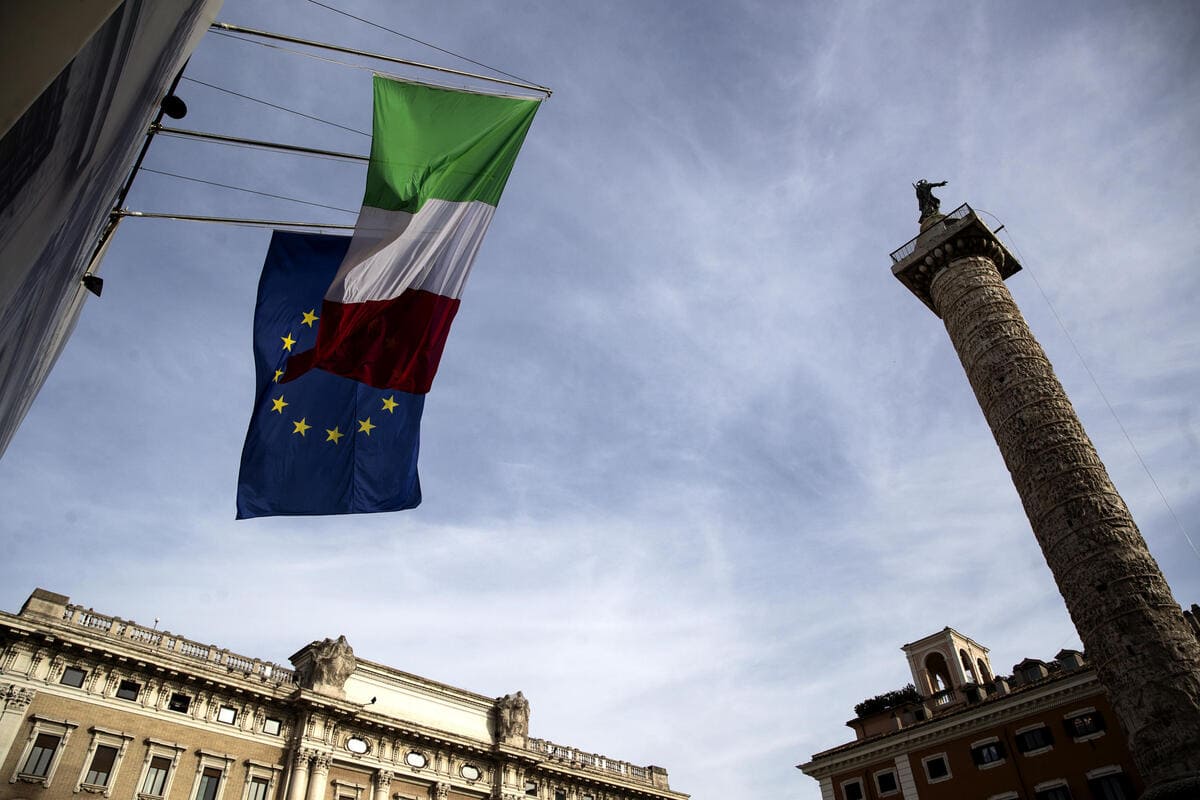 Le bandiere issate durante il Consiglio dei Ministri presso palazzo Chigi, Roma, 23 ottobre 2023 (Ansa)