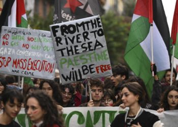 La manifestazione pro Palestina degli studenti di Napoli scesi in piazza come in altre città europee per chiedere la fine dell' intervento armato di Israele nella Striscia di Gaza, 17 novembre 2023 (Ansa)