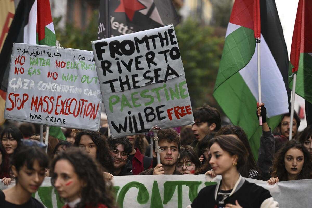 La manifestazione pro Palestina degli studenti di Napoli scesi in piazza come in altre città europee per chiedere la fine dell' intervento armato di Israele nella Striscia di Gaza, 17 novembre 2023 (Ansa)