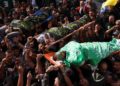 Palestinesi protestano per la morte di tre persone nella città di Jenin, in Cisgiordania