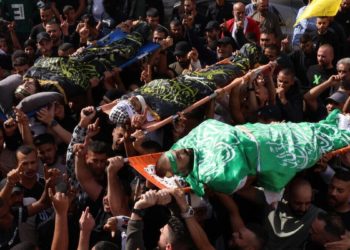 Palestinesi protestano per la morte di tre persone nella città di Jenin, in Cisgiordania