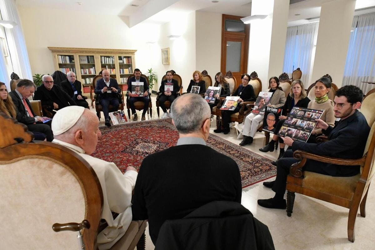Il Papa durante l'incontro con due delegazioni, una israeliana e una palestinese, Città del Vaticano, 22 novembre 2023 (Ansa)