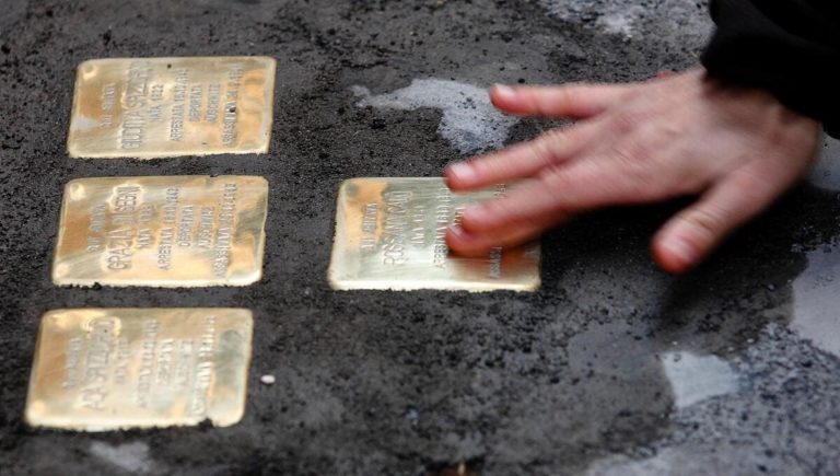 Antisemitismo. La nostra memoria ha bisogno di scandali, cioè “pietre d’inciampo”