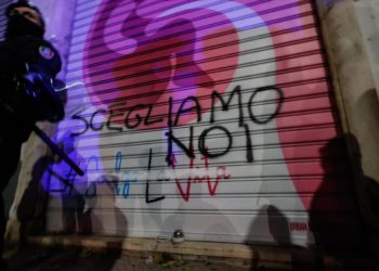 Protesta sotto la sede di Provita durante il corteo 'Non una di meno' manifestazione contro la violenza sulle donne, Roma, 25 novembre 2023 (Ansa)
