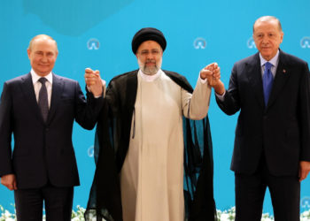Vladimir Putin, Ebrahim Raisi e Recep Tayyip Erdogan, presidenti rispettivamente di Russia, Iran e Turchia, durante in vertice a Teheran nel 2022