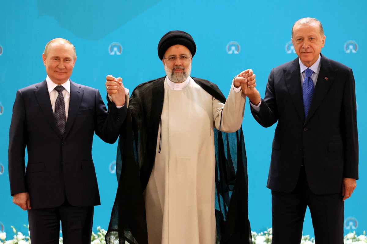Vladimir Putin, Ebrahim Raisi e Recep Tayyip Erdogan, presidenti rispettivamente di Russia, Iran e Turchia, durante in vertice a Teheran nel 2022