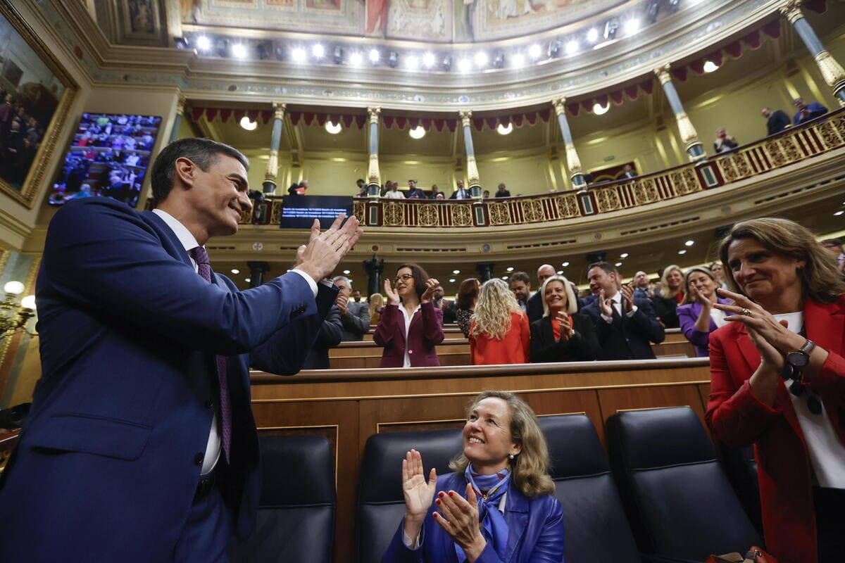 Pedro Sanchez festeggia l'investitura a premier in Spagna, 16 novembre 2023 (Ansa)