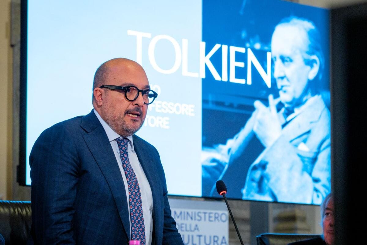 Il ministro della Cultura Gennaro Sangiuliano ospita al Collegio romano la presentazione della mostra su J.R.R. Tolkien che si aprirà il 16 novembre a Roma alla Galleria nazionale d’Arte moderna