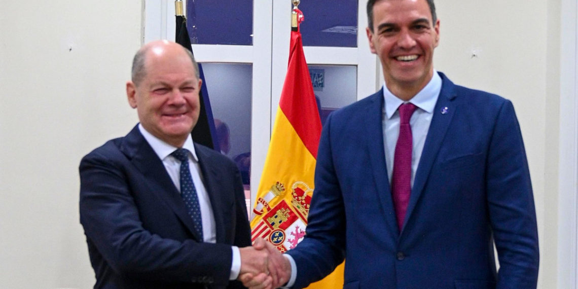 Incontro tra il cancelliere tedesco Olaf Scholz e il primo ministro spagnolo Pedro Sánchez a margine del congresso del Partito socialista europeo a Malaga, 10 novembre 2023