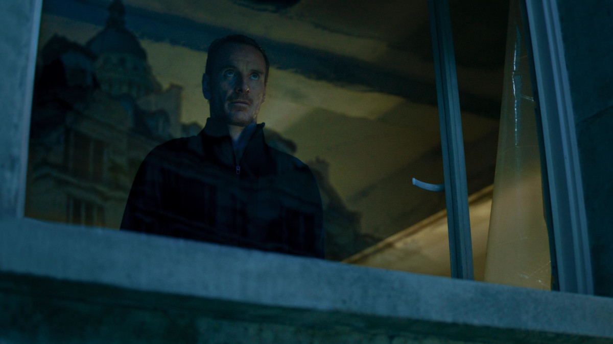 Un fotogramma del film “The Killer” di David Fincher con Michael Fassbender