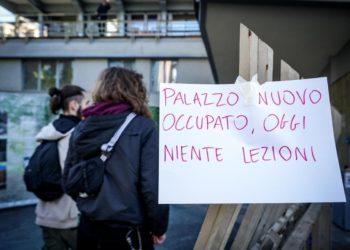 L'università di Torino occupata dagli studenti pro Palestina nella sede di via Verdi. Torino 16 novembre 2023 (Ansa)