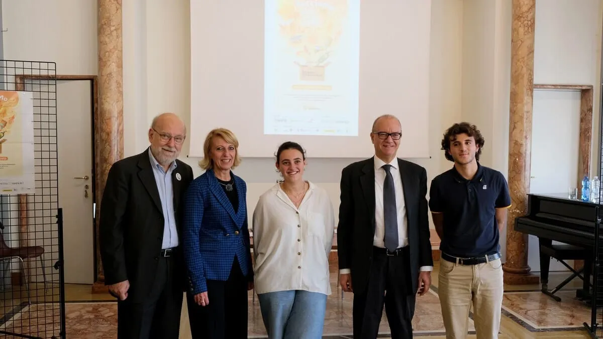 Il ministro Giuseppe Valditara tra Maria e Carlo, liceali della Fondazione Grossman di Milano. Più a sinistra, il rettore Raffaela Paggi e il presidente di Fondazione Banco alimentare onlus Giovanni Bruno