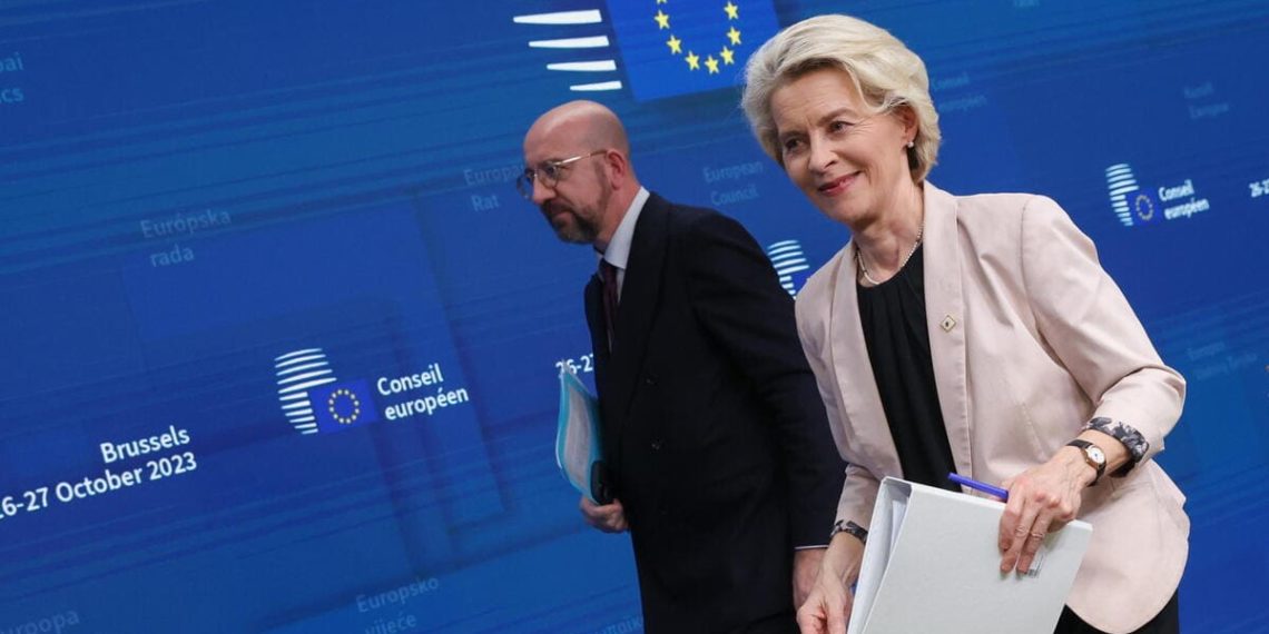 La presidente della commissione Europea Ursula von der Leyen e il Presidente del Consiglio europeo Charles Michel, Bruxelles, 27 ottobre 2023 (Ansa)
