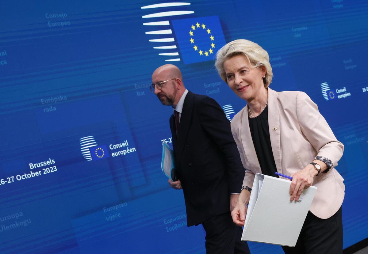 La presidente della commissione Europea Ursula von der Leyen e il Presidente del Consiglio europeo Charles Michel, Bruxelles, 27 ottobre 2023 (Ansa)