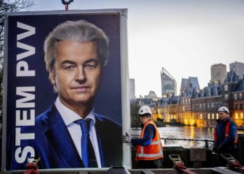 Un manifesto elettorale con il volto del leader del Pvv Geert Wilders, L'Aia, Olanda, 23 novembre 2023 (Ansa)