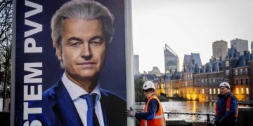 Un manifesto elettorale con il volto del leader del Pvv Geert Wilders, L'Aia, Olanda, 23 novembre 2023 (Ansa)