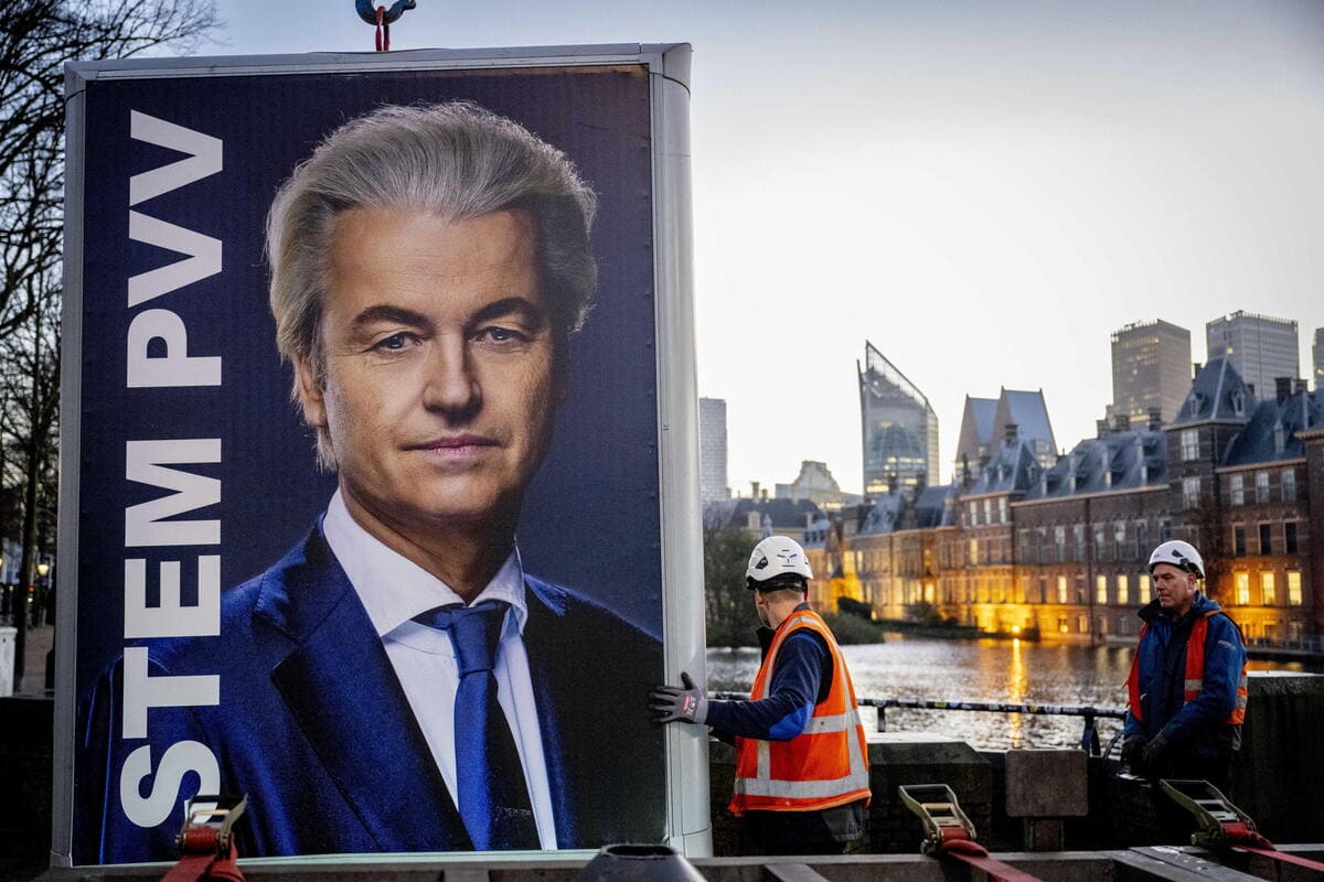 Un manifesto elettorale con il volto del leader del Pvv Geert Wilders, L'Aia, Olanda, 23 novembre 2023 (Ansa)