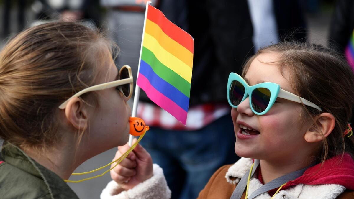 Bambini con la bandiera Lgbt