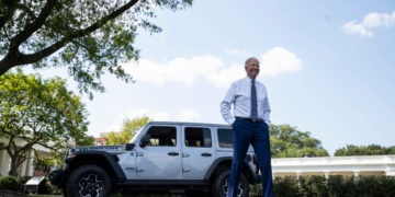 Joe Biden si presenta a bordo di una jeep ibrida a un evento alla Casa Bianca sulle auto elettriche, 5 agosto 2021