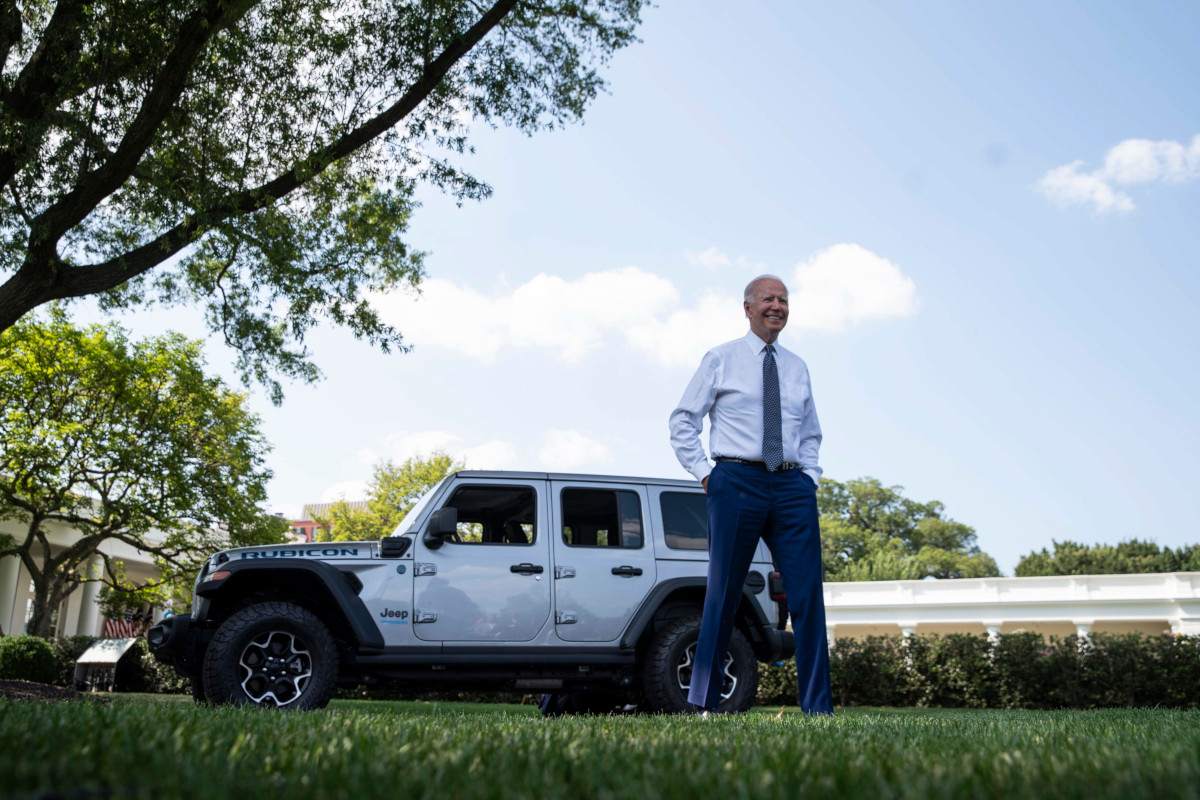 Joe Biden si presenta a bordo di una jeep ibrida a un evento alla Casa Bianca sulle auto elettriche, 5 agosto 2021