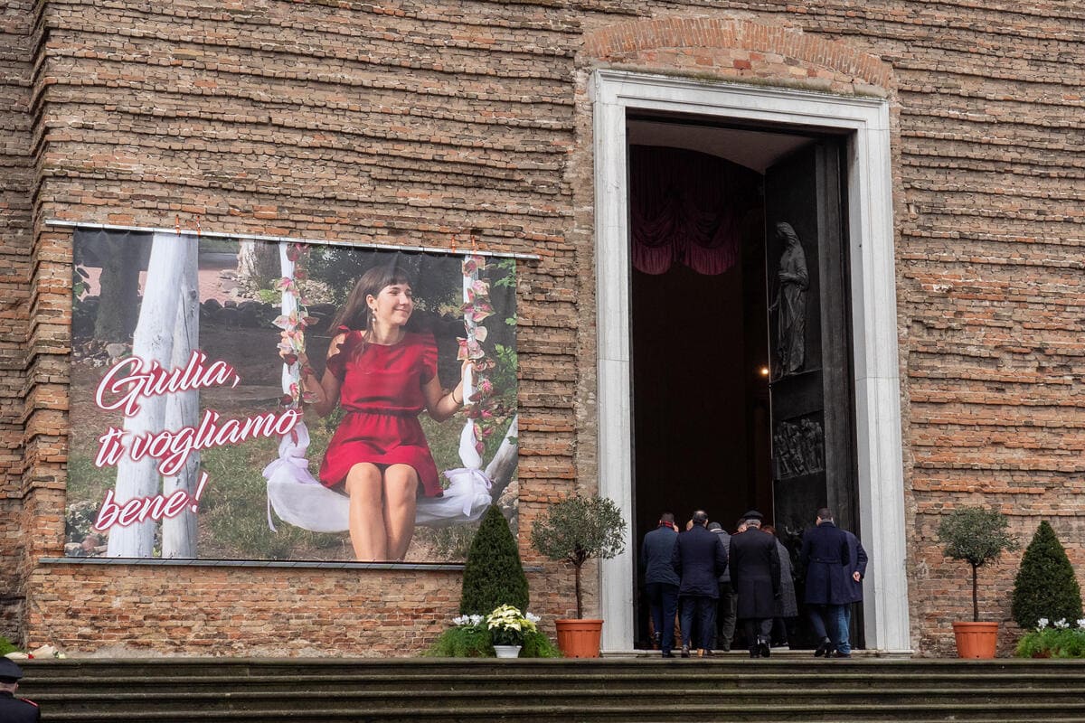 Un momento dei funerali di Giulia Cecchettin, Basilica di Santa Giustina a Padova, 5 dicembre 2023 (Ansa)