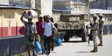 Haitiani lasciano la Repubblica Dominicana a causa delle misure imposte per una disputa idrica, a Dajabon, 20 settembre 2023 (Ansa)