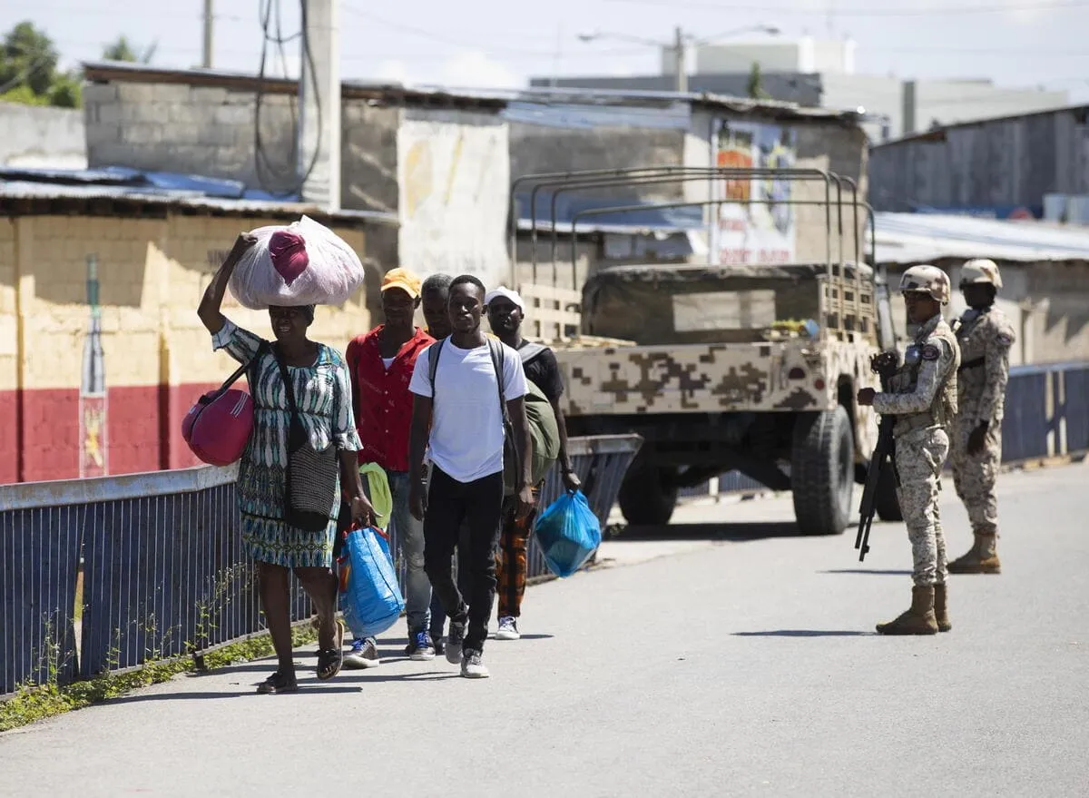 Haitiani lasciano la Repubblica Dominicana a causa delle misure imposte per una disputa idrica, a Dajabon, 20 settembre 2023 (Ansa)