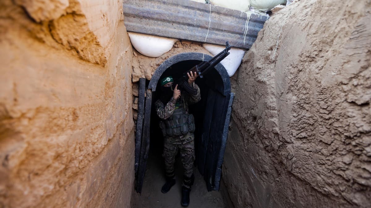 Un terrorista di Hamas fuori da un tunnel a Gaza