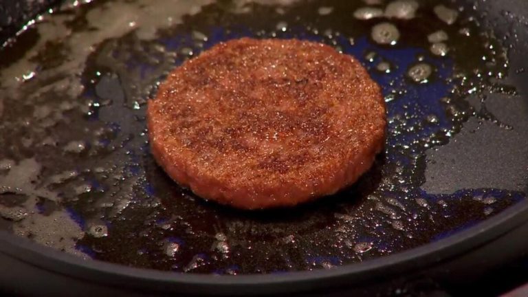 Sulla “carne coltivata” Slow Food si metta d’accordo con se stessa