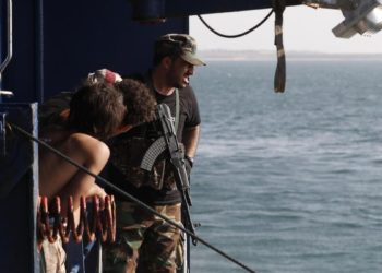 Un ribelle Houthi sul ponte della Galaxy Leader, sequestrata sul Mar Rosso il mese scorso
