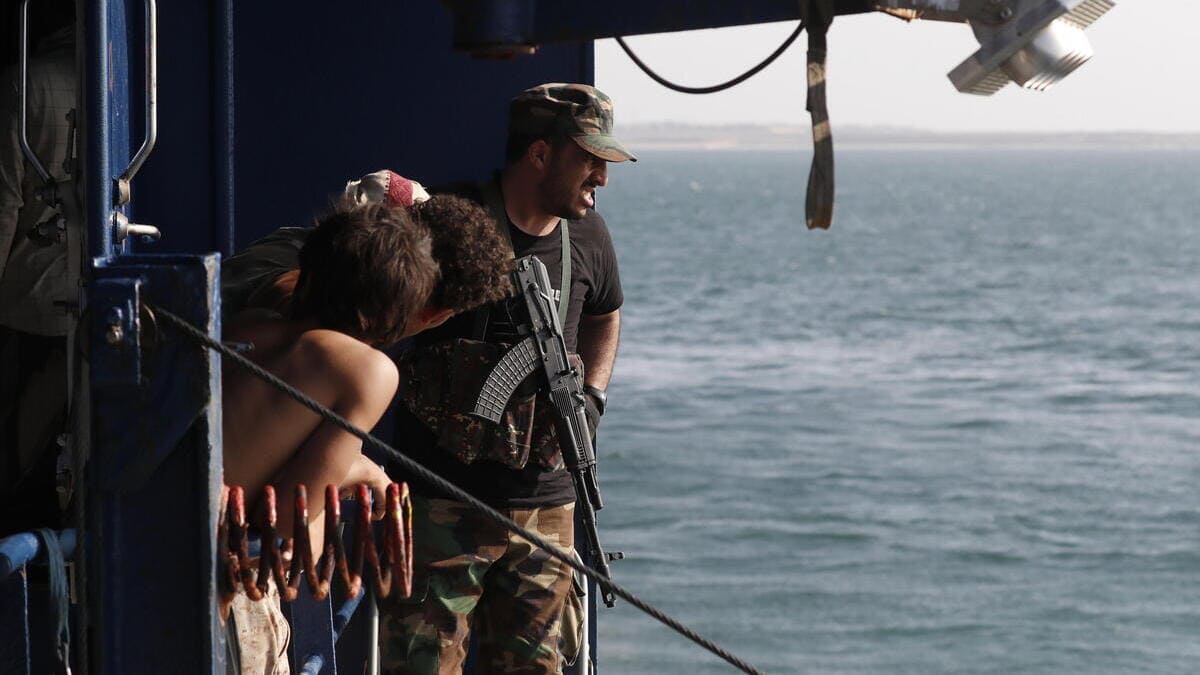 Un ribelle Houthi sul ponte della Galaxy Leader, sequestrata sul Mar Rosso il mese scorso 