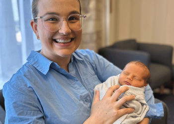 Kirsty Bryant con il figlio Henry avuto grazie al trapianto dell’utero di sua madre