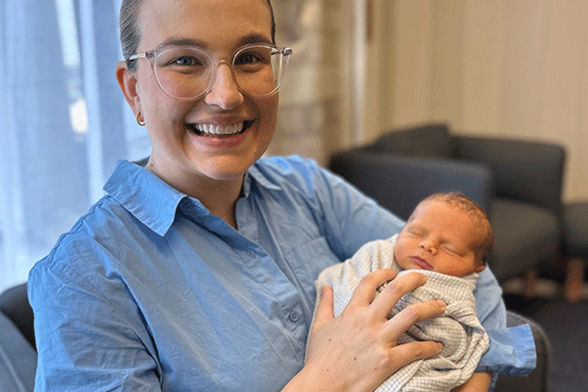 Kirsty Bryant con il figlio Henry avuto grazie al trapianto dell’utero di sua madre