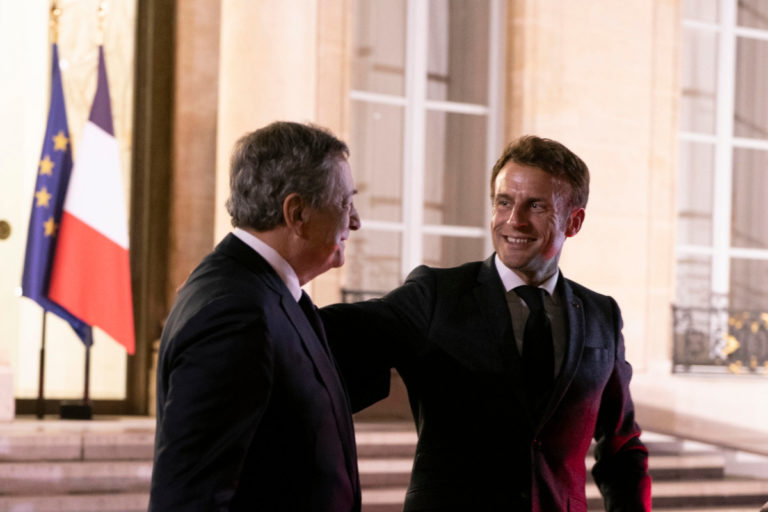 La disperata guerra di Macron alla realtà