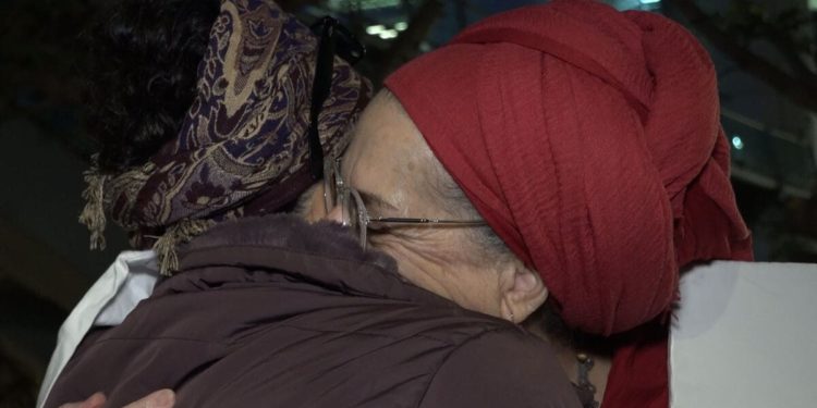 L'abbraccio tra Dizza e Loira, le madri di Noa Argamani e Avinathan Or, i fidanzati rapiti dai terroristi di Hamas il 7 ottobre 2023