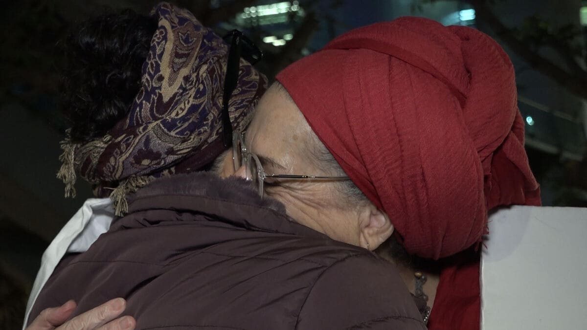 L'abbraccio tra Dizza e Loira, le madri di Noa Argamani e Avinathan Or, i fidanzati rapiti dai terroristi di Hamas il 7 ottobre 2023