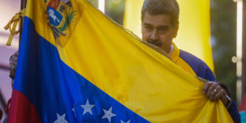 Il dittatore Nicolás Maduro con una bandiera del Venezuela alla conclusione della campagna per il referendum sull’annessione dell’Esequibo, Caracas, 3 dicembre 2023
