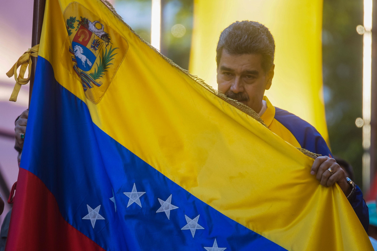 Il dittatore Nicolás Maduro con una bandiera del Venezuela alla conclusione della campagna per il referendum sull’annessione dell’Esquibo, Caracas, 3 dicembre 2023