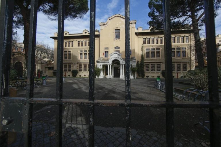 Un plauso alla preside di Roma che denuncia il “ricatto” delle occupazioni