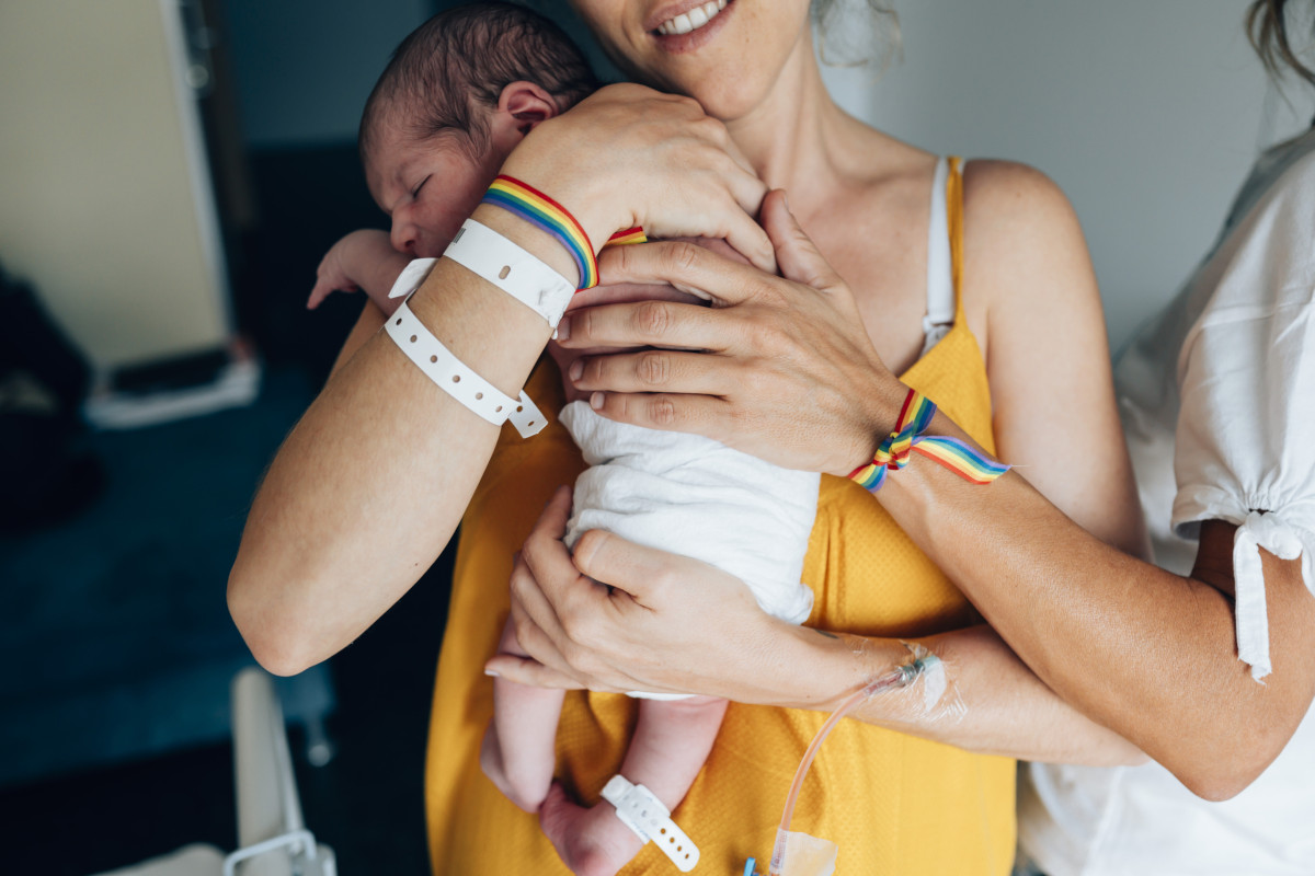 Una coppia di donne lesbiche con un neonato