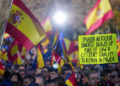 Una delle tante proteste in Spagna contro le concessioni annunciate da Pedro Sánchez agli indipendentisti catalani in cambio del sostegno al suo governo, Madrid, 3 dicembre 2023