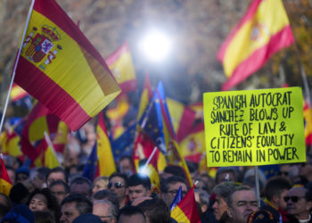 Una delle tante proteste in Spagna contro le concessioni annunciate da Pedro Sánchez agli indipendentisti catalani in cambio del sostegno al suo governo, Madrid, 3 dicembre 2023
