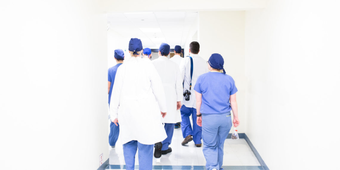 Gruppo di medici in una corsia di ospedale