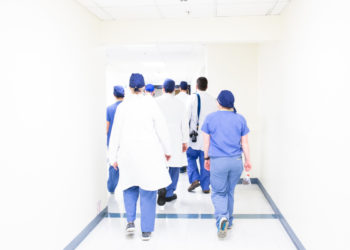 Gruppo di medici in una corsia di ospedale