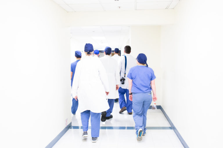 La rivolta dei medici ha giuste ragioni, ma per cambiare le cose serve gratuità